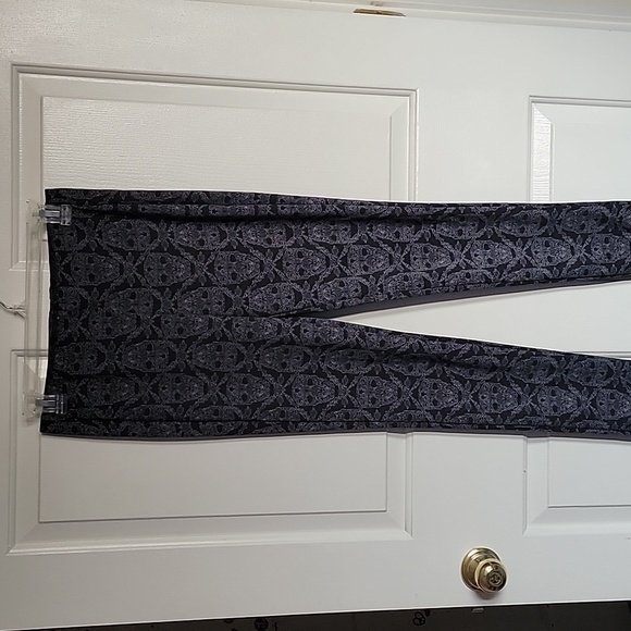 Women's/juniors leggings, medium, black with skulls by Bethany Mota. - Picture 1 of 6
